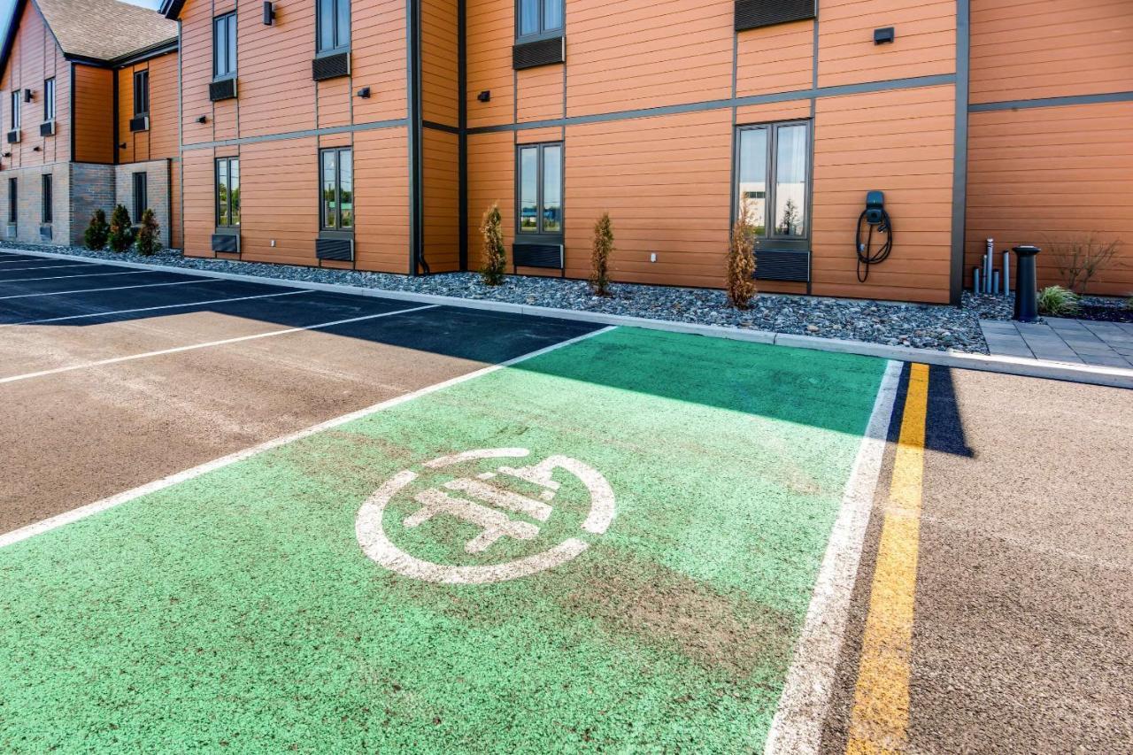 Econo Lodge Inn & Suites Saint Apollinaire Exterior foto